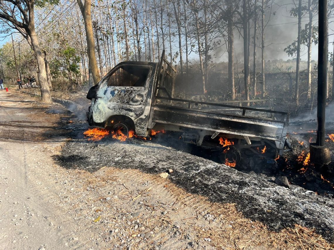 Mobil pengangkut BBM.