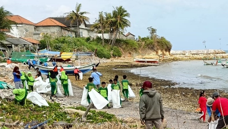 Kompak! Aksi Bersih-Bersih Pantai Utara Sotaber-Pamekasan di Hari Bersih Sampah Sedunia 1 Bersih Sampah
