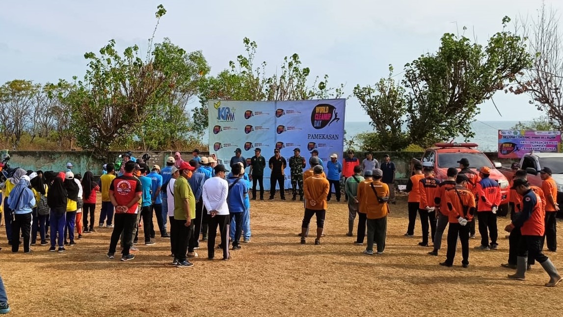 Kompak! Aksi Bersih-Bersih Pantai Utara Sotaber-Pamekasan di Hari Bersih Sampah Sedunia 2 bersih sampah 2