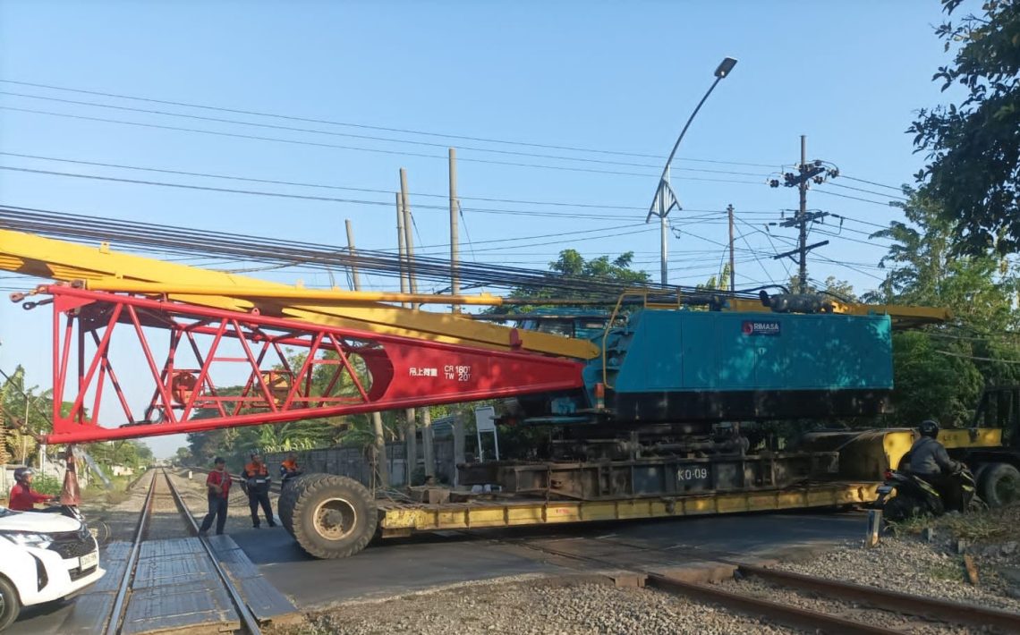Truk Crane Mogok di Perlintasan Rel Margomulyo Bikin Perjalanan KAI Daop 8 Surabaya Telat 1,5 Jam 1 Truk crane.