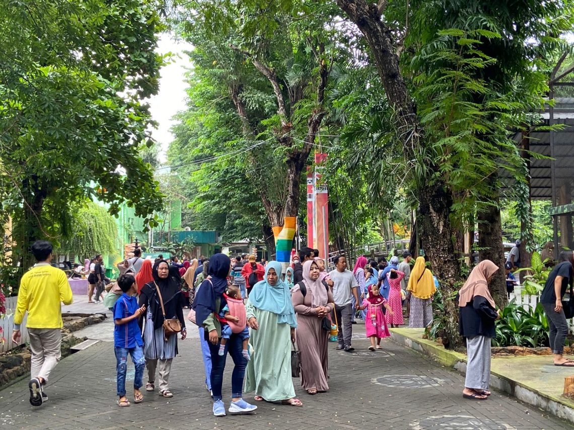 Kebun Binatang Surabaya.