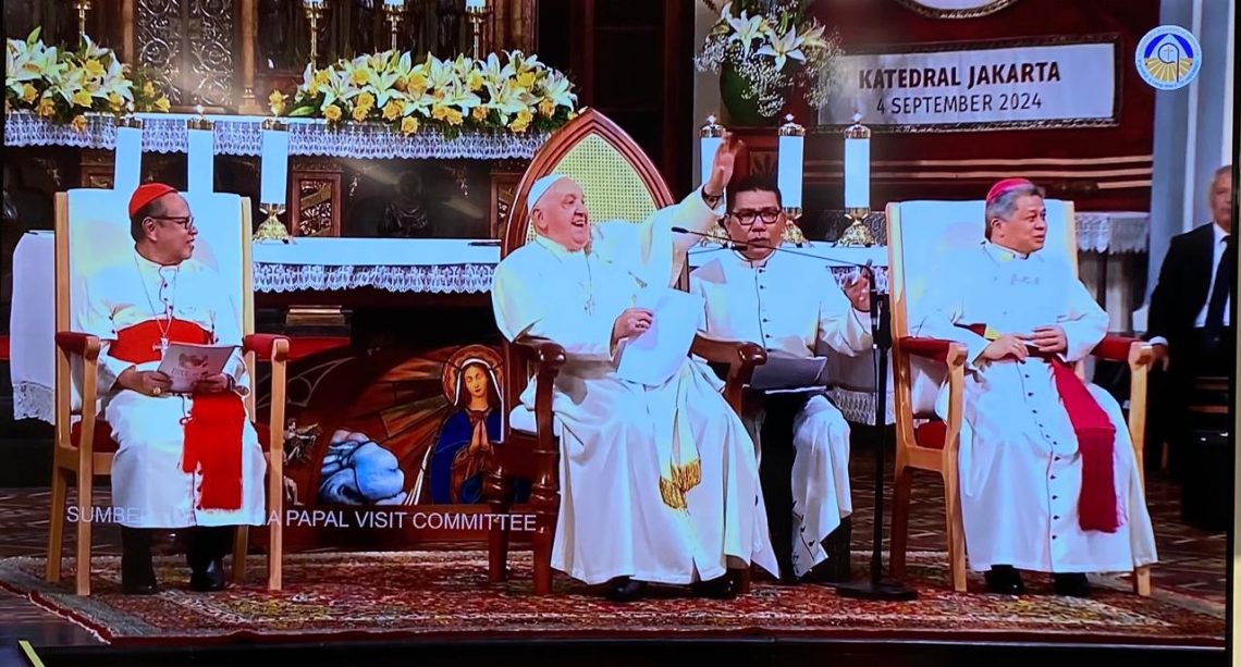 Permainan Angklung dan Lagu ARBAB Sambut Paus Fransiskus di Gereja Katedral 1 Paus