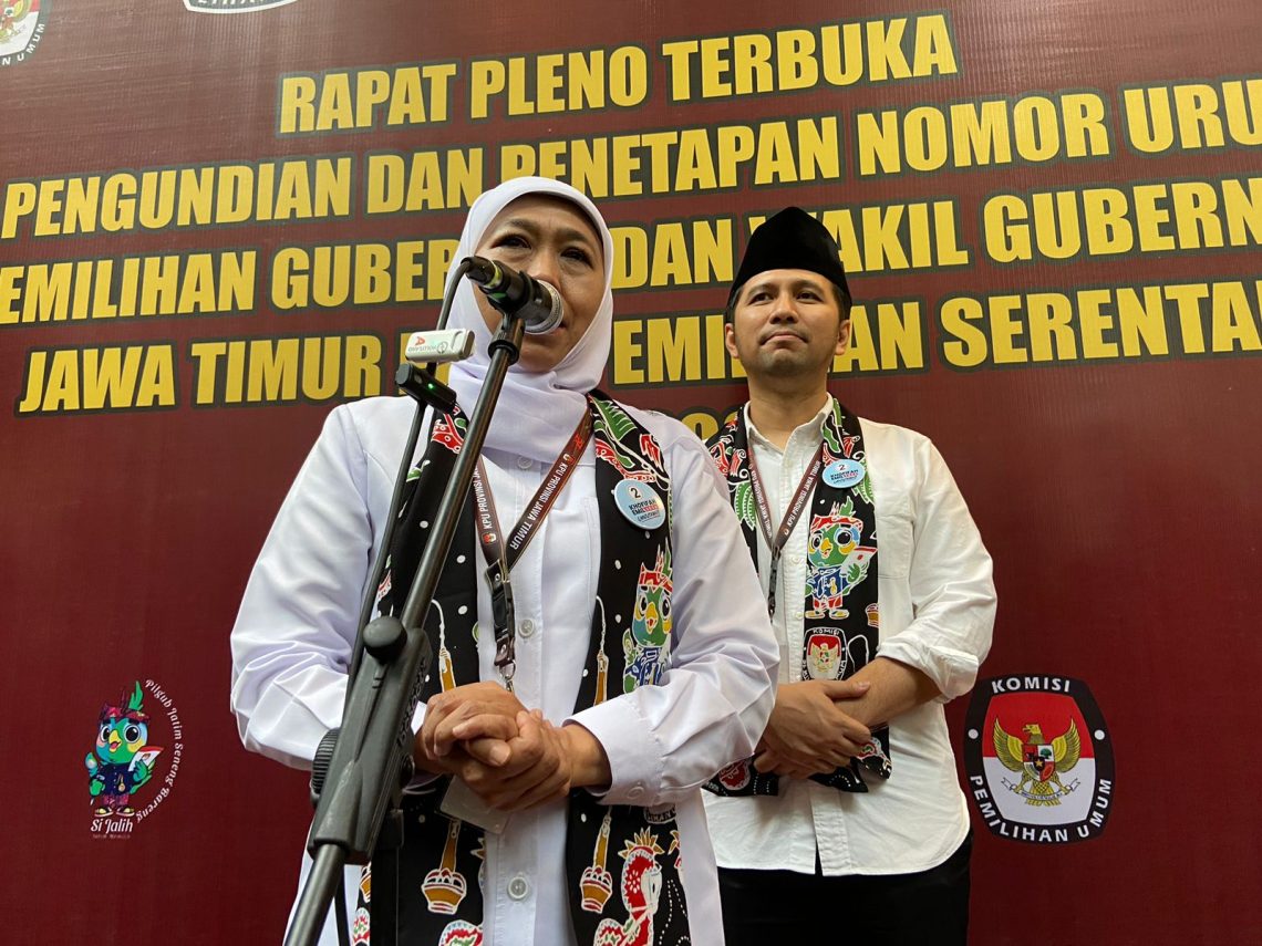Respons Khofifah-Emil Soal Dominasi Hasil Survei Poltracking 1 Khofifah Emil