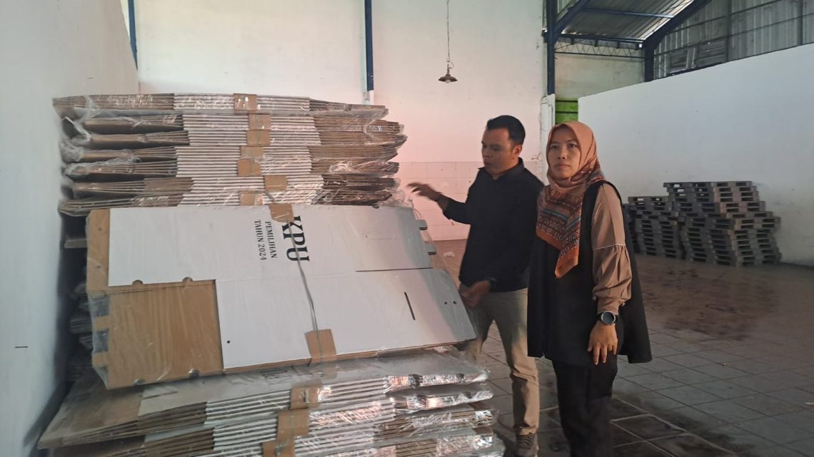 Logistik Pilkada 2024 Mulai Tiba di Tuban, Kotak Suara Datang Pertama 1 Ketua KPU Kabupaten Tuban, Zakiyatul Munawaroh