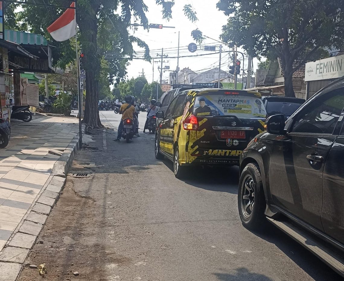 Mobil Plat Merah Berstiker Calon Petahana Ditemukan di Jalanan, Ini Kata Bawaslu Tuban 5 Mobil Plat Merah