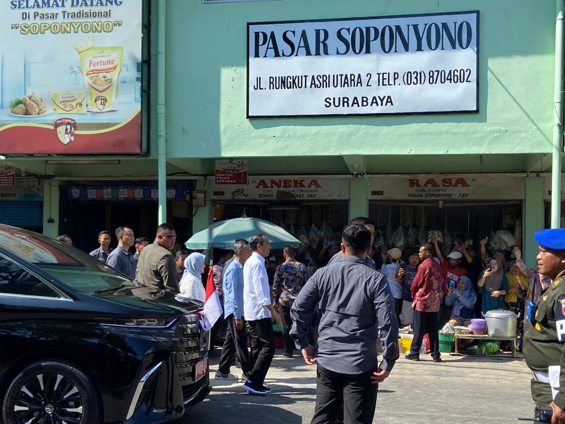 Bagi Bingkisan dan Kaos ke Pedagang Pasar Soponyono, Presiden Jokowi: Saya Pamit 1 Presiden Joko Widodo