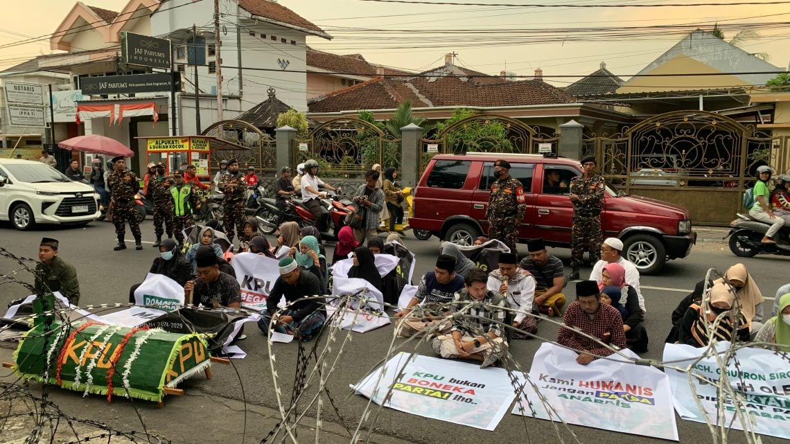 Kembali Aksi! Relawan Caleg Terpilih Ra Gopong Unjuk Rasa Damai di KPU Jember 1 relawan Caleg Terpilih