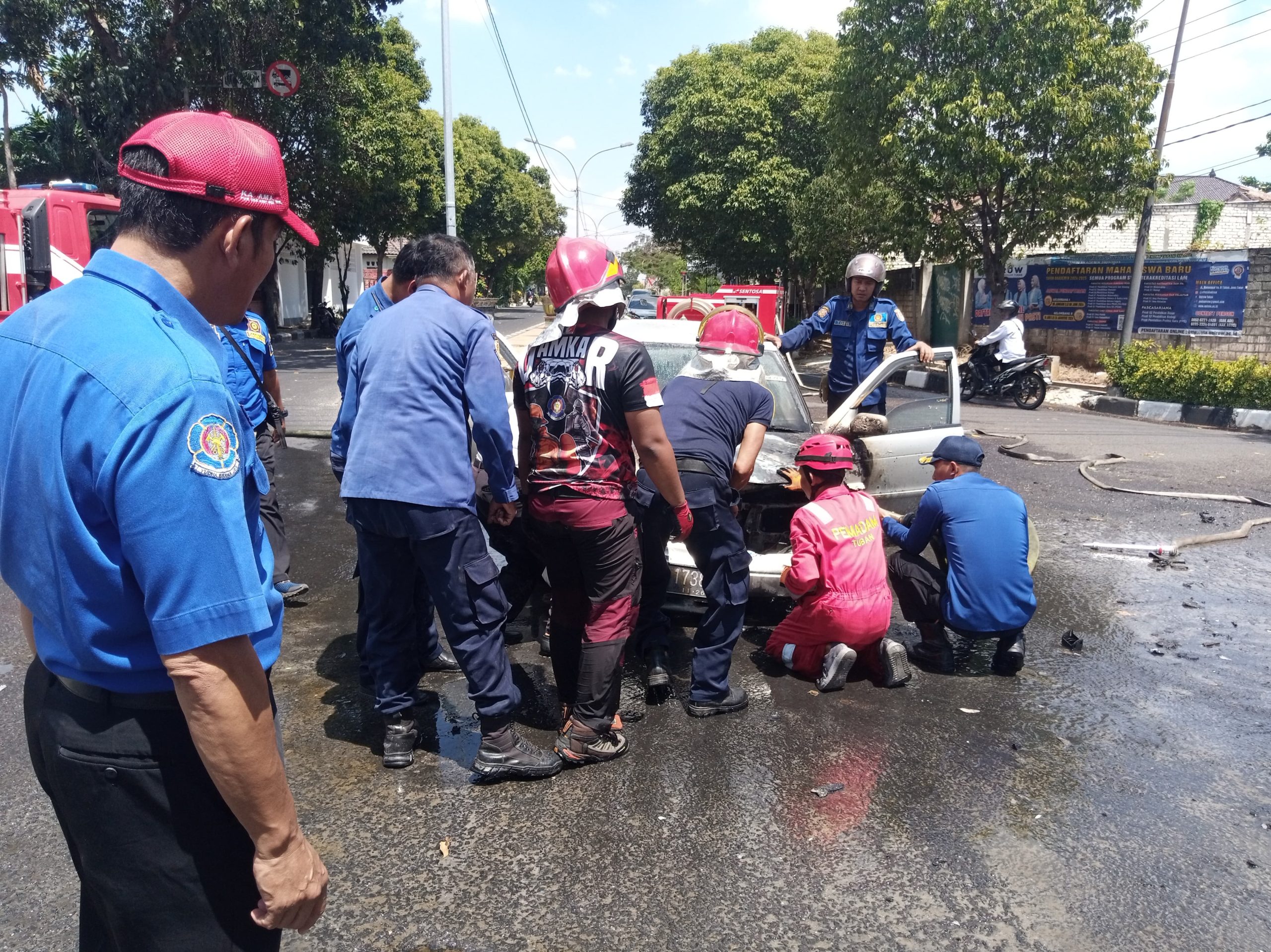 Sedan Timor Terbakar di Tengah Jalan Pertigaan Depan SPBU Manunggal-Tuban, Ini Kondisinya 3 mobil terbakar1
