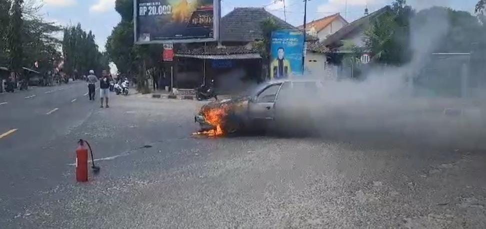 Sedan Timor Terbakar di Tengah Jalan Pertigaan Depan SPBU Manunggal-Tuban, Ini Kondisinya 2 sedan terbakar 1