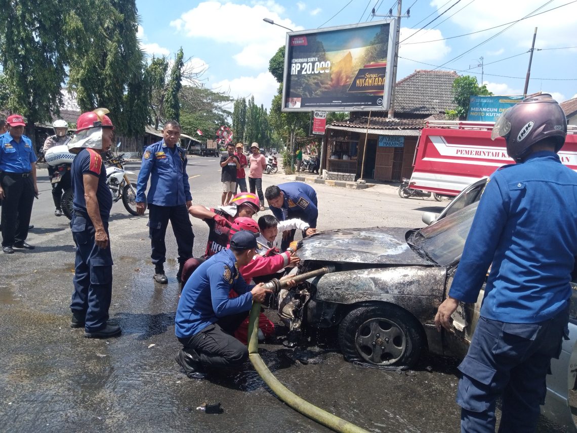 Sedan Timor Terbakar di Tengah Jalan Pertigaan Depan SPBU Manunggal-Tuban, Ini Kondisinya 1 mobil terbakar
