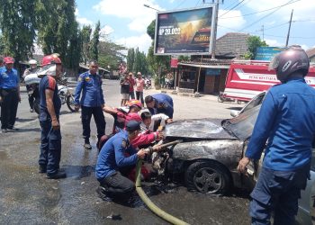 mobil terbakar