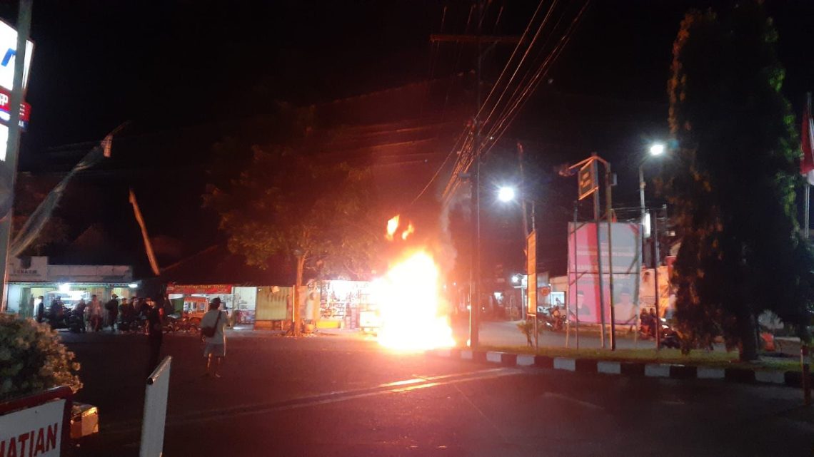 Sepeda Motor Terbakar di Depan SPBU Jember Usai Isi BBM 1 Sepeda Motor Terbakar
