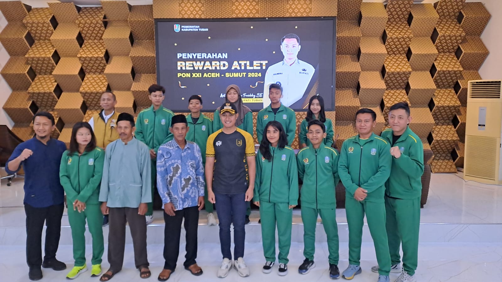 Bupati Tuban Serahkan Bonus pada Atlet Peraih Medali PON XXI Aceh-Sumut 2024, Ini Besaran Nilainya 2 Bupati - Atlet