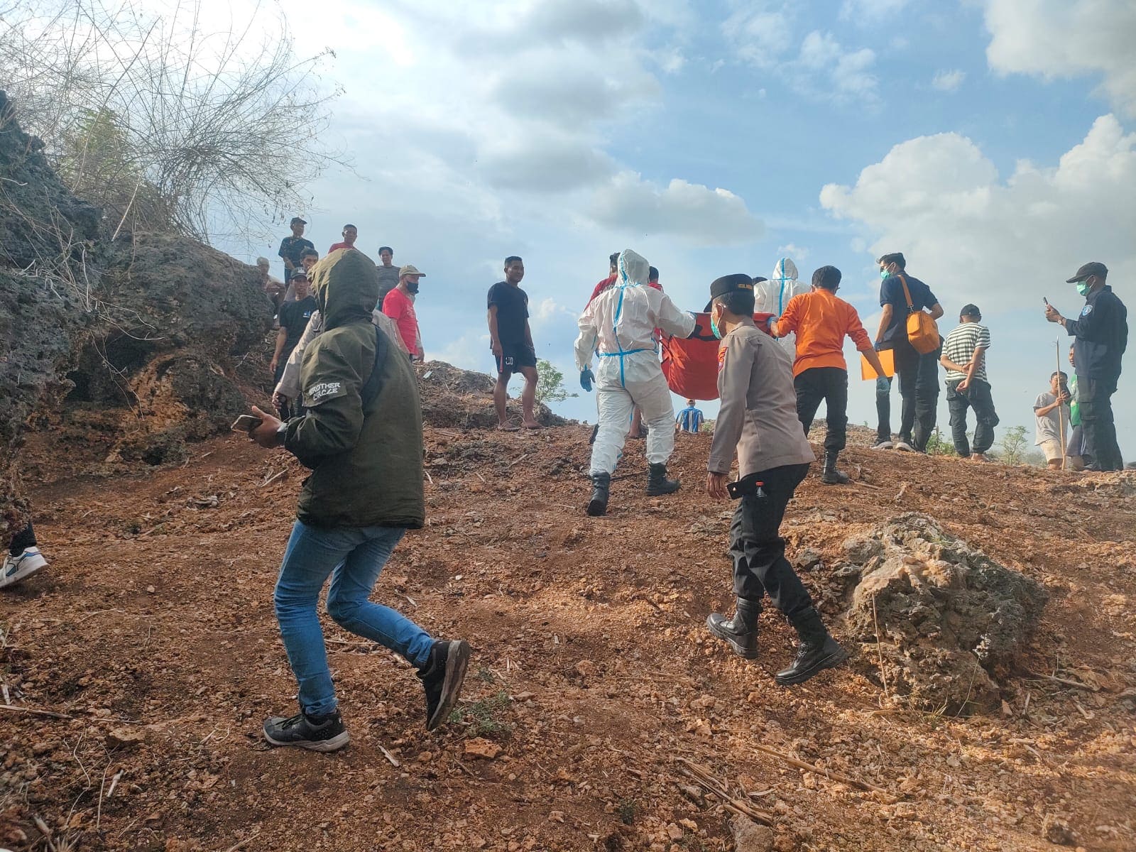 Cium Aroma Menyengat, Petani Plumpang Tuban Temukan Mayat Pria di Ladang Persil 3 Mayat pria di ladang persil Tuban.