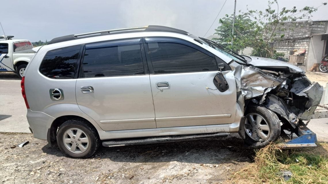 Mobil Avanza Tabrak Pemancing di Tuban, Satu Orang Luka Parah 1 mobil Avanza.