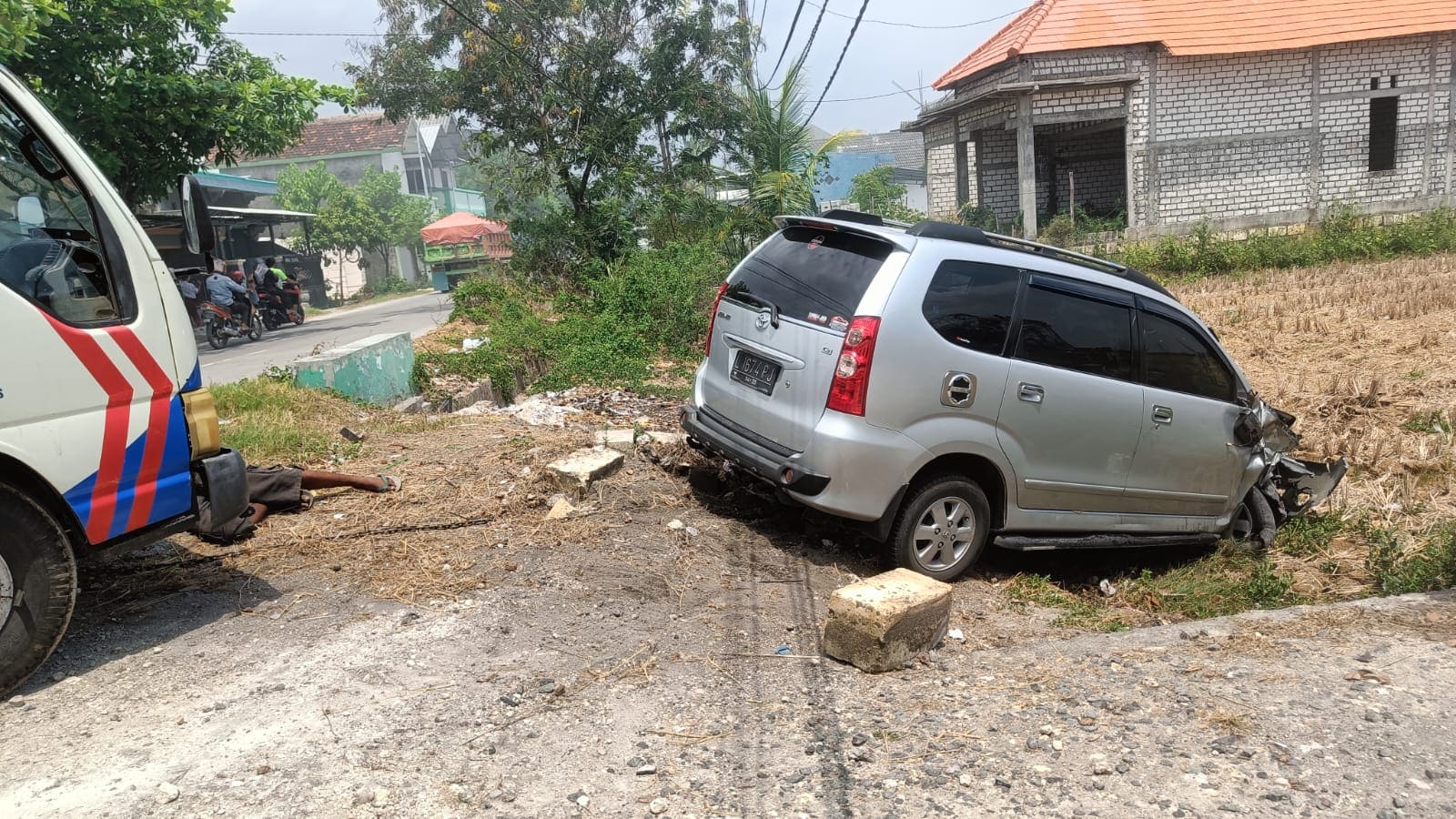 Mobil Avanza Tabrak Pemancing di Tuban, Satu Orang Luka Parah 2 mobil Avanza di Tuban.
