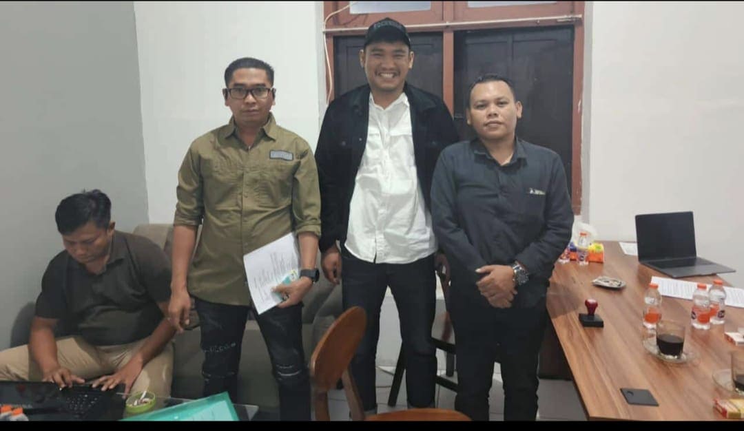 Dugaan Langgar Netralitas, Kuasa Hukum Kades EYA Angkat Bicara Pasca Kliennya Diperiksa Bawaslu Mojokerto 1 Netralitas.