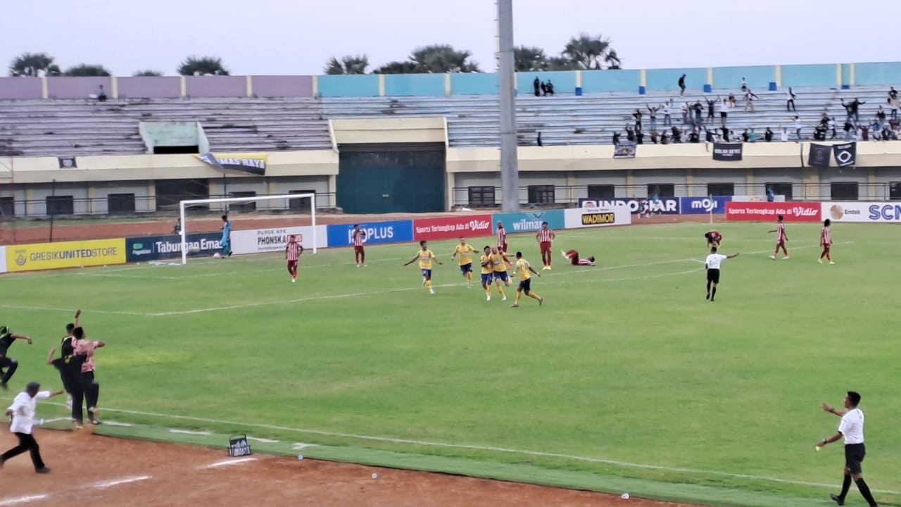 Pelatih Gresik United mundur.