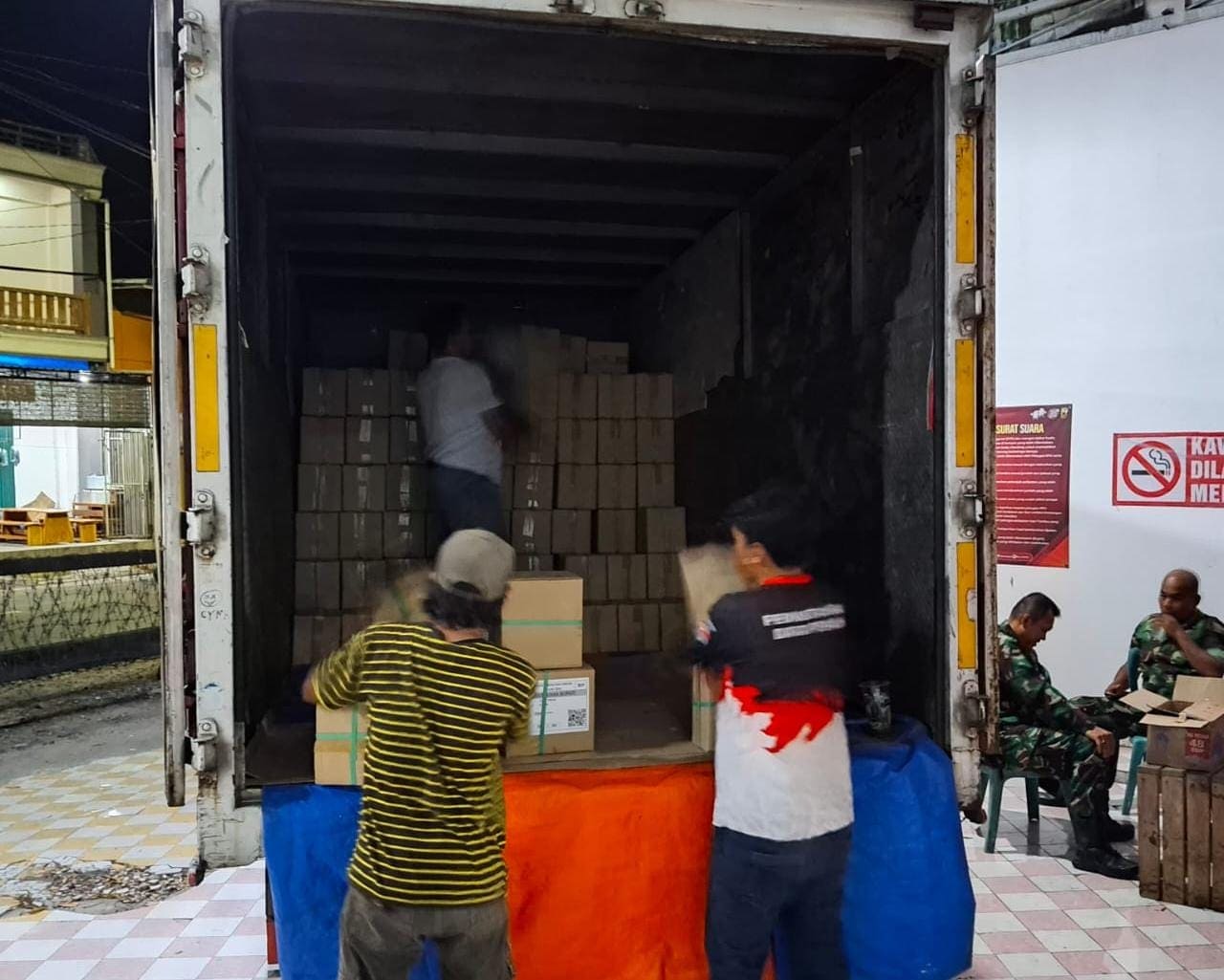 Ratusan Ribu Surat Suara Pilgub Jatim dan Pilbup Tiba di Gudang KPU Kabupaten Tuban 2 Surat suara di Tuban.