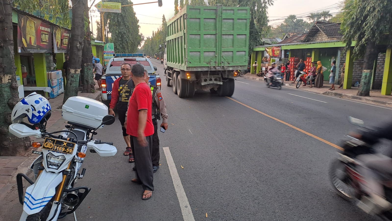 Truk tabrak motor di Tuban.