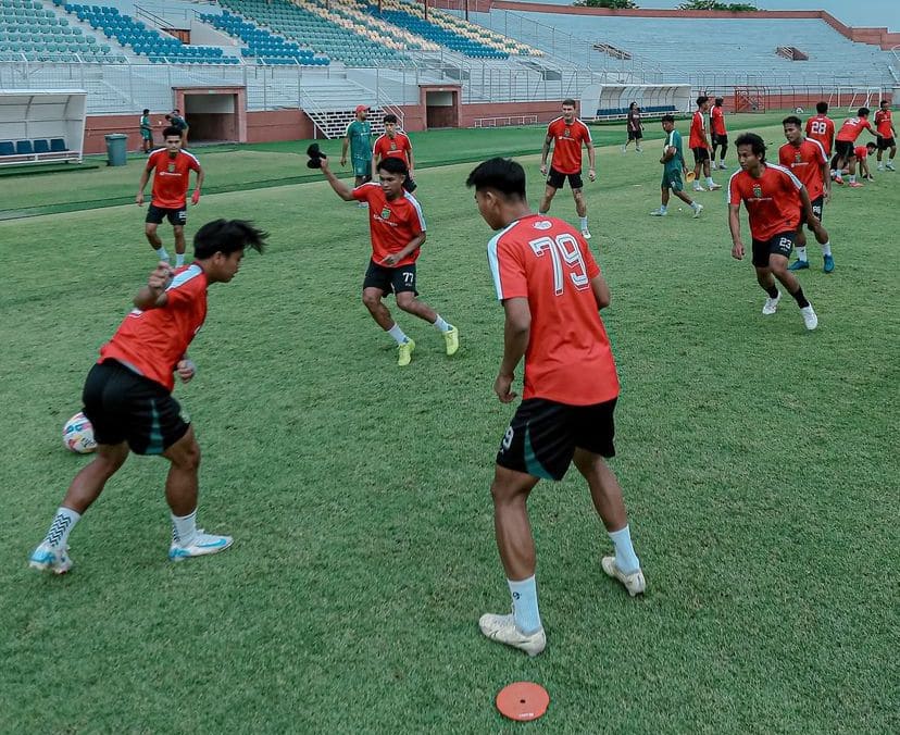 Laga Persebaya vs PSM Makassar, Bajul Ijo Kembali Berambisi Rebut Puncak Klasemen Liga 1 1 Persebaya vs PSM Makassar.