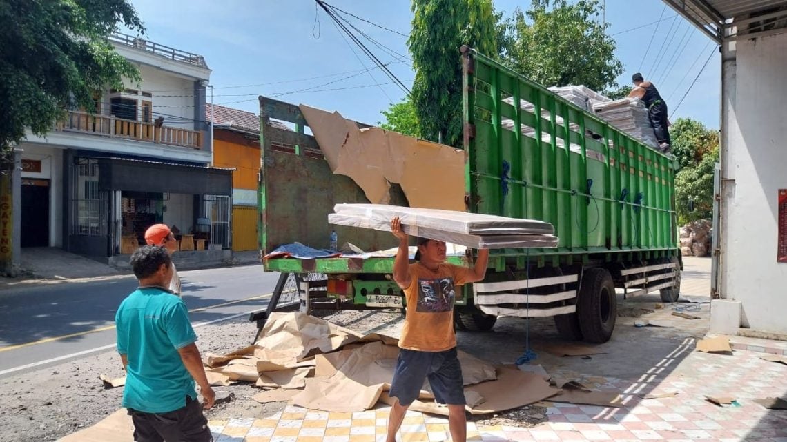 Logistik Pilkada di Tuban Berdatangan, 3.734 Bilik Suara Tiba Lebih Awal 1 Logistik pilkada.