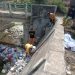 Irigasi Terancam, Petugas DLHP Tuban Sat-Set Bersihkan Tumpukan Sampah di Bendungan Sungai Tempur 8 tumpukan sampah.