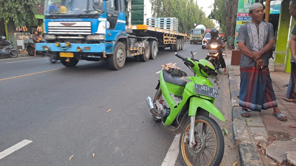 Truk tabrak motor.
