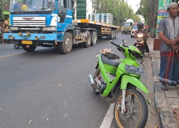 Truk tabrak motor.