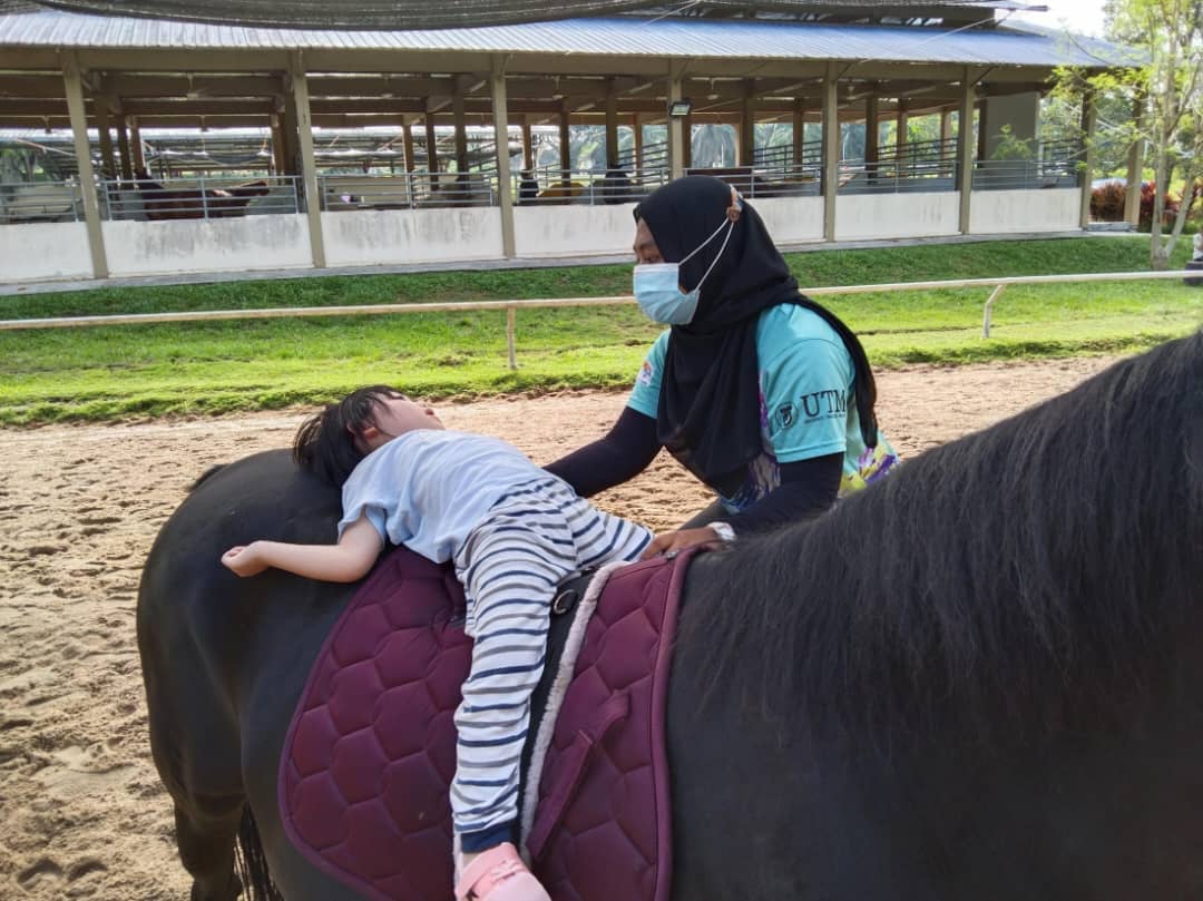 Tugu Media Group Kunjungan ke Penawar Hippotherapy Centre, Peluang Melihat Layanan Terapi Berkuda Terbaik untuk Anak Autis 2 Terapi kuda di Penawar Hippotherapy Center.