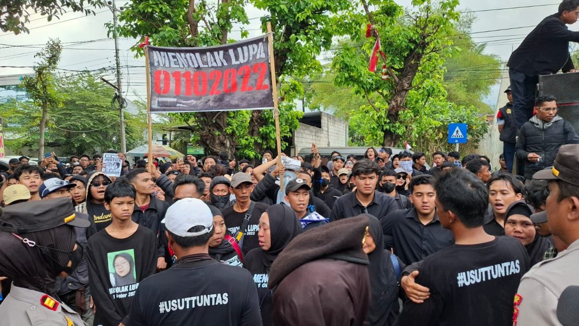 Peringatan 2 Tahun Tragedi Kanjuruhan, Ratusan Massa Demo Serukan 10 Tuntutan di Gedung DPRD Malang 1 tragedi Kanjuruhan.
