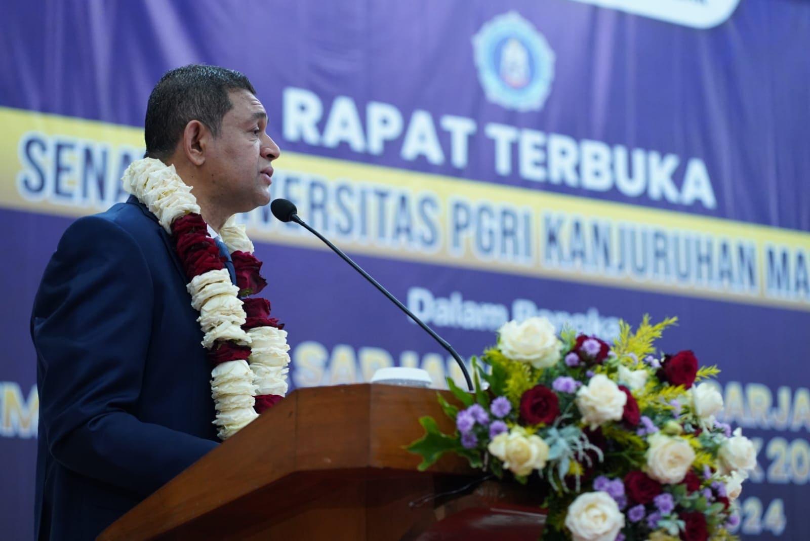 Fahri Bachmid di wisuda Unikama.