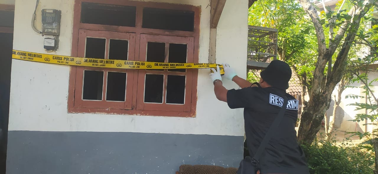 Kakak kandung dibakar adik di Tirtoyudo.