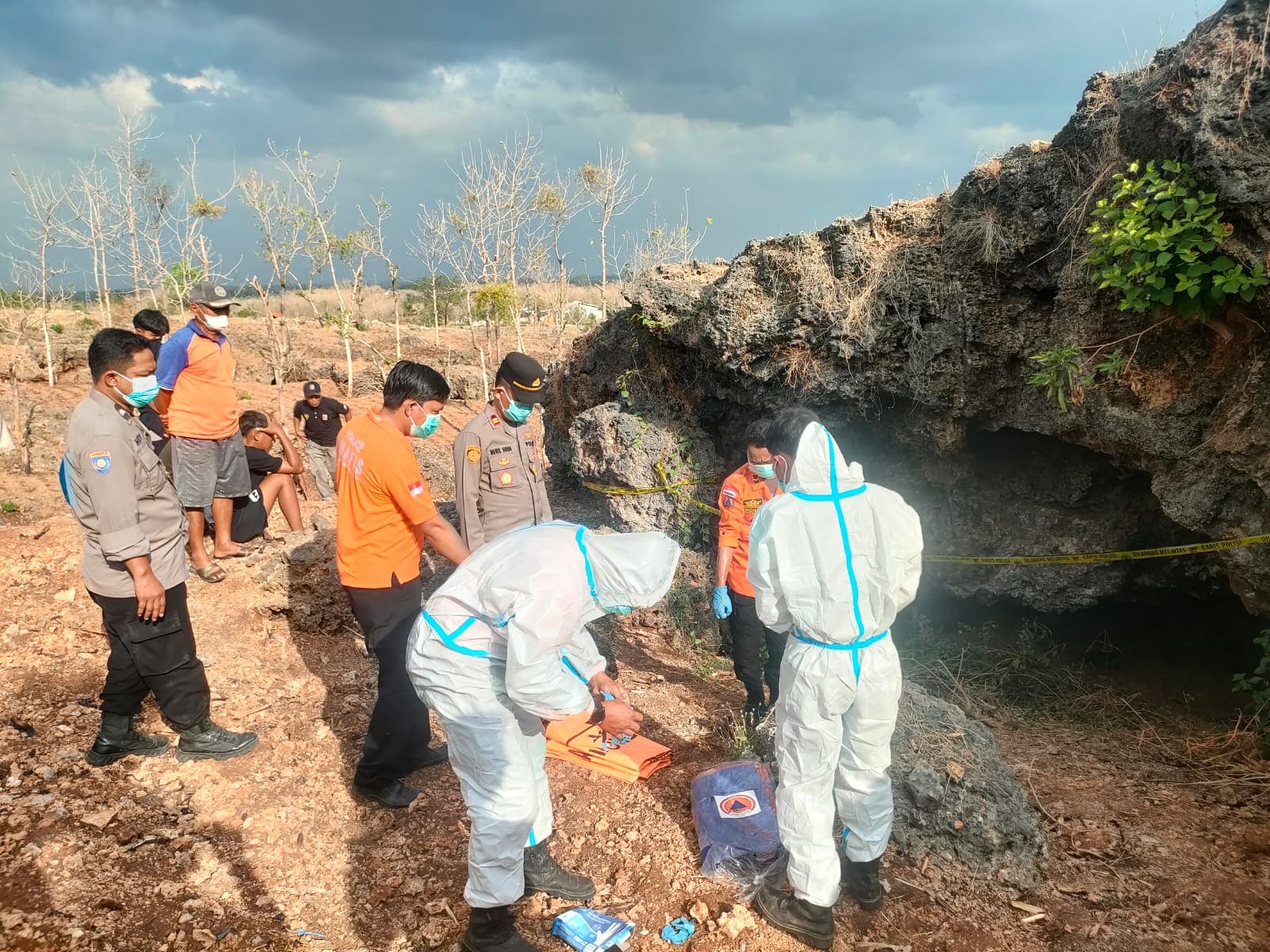 Cium Aroma Menyengat, Petani Plumpang Tuban Temukan Mayat Pria di Ladang Persil 2 Mayat pria di ladang persil.