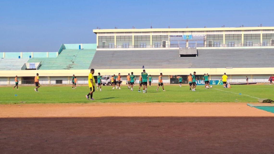 Gresik United.