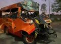 Mobil travel vs truk.