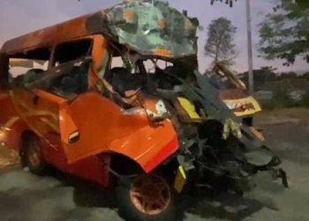 Mobil travel vs truk.