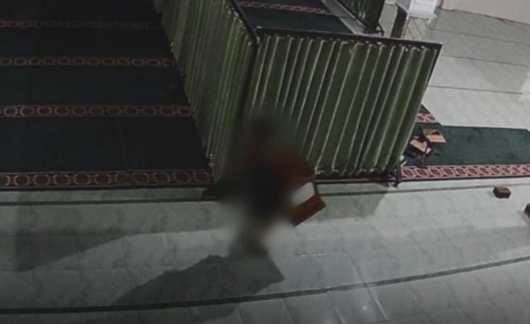 Bocah 12 Tahun Gotong Kotak Amal Masjid di Pasuruan Terekam CCTV 1 Kotak Amal