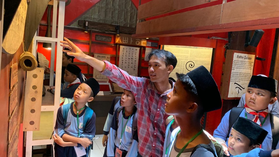 Guru SD di Jember Ajak Siswa Belajar Sejarah Aksara di Museum Huruf 1 Guru SD