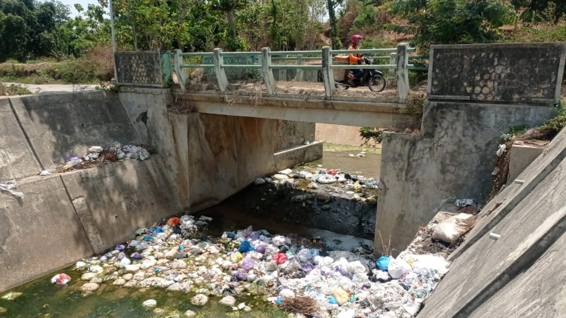 Ancam Fungsi Irigasi Pertanian, Bendungan Kali Tempur Tuban Dipenuhi Sampah 1 Bendungan Kali Tempur