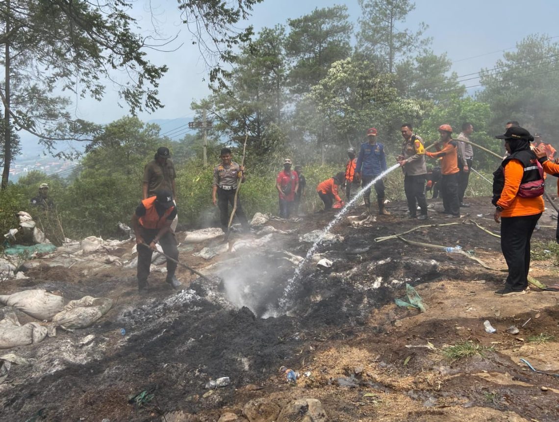 Kebakaran Benteng Darurat Pacet-Mojokerto Padam, Penyebab Masih Samar 1 benteng darurat