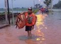 kurir menerjang banjir