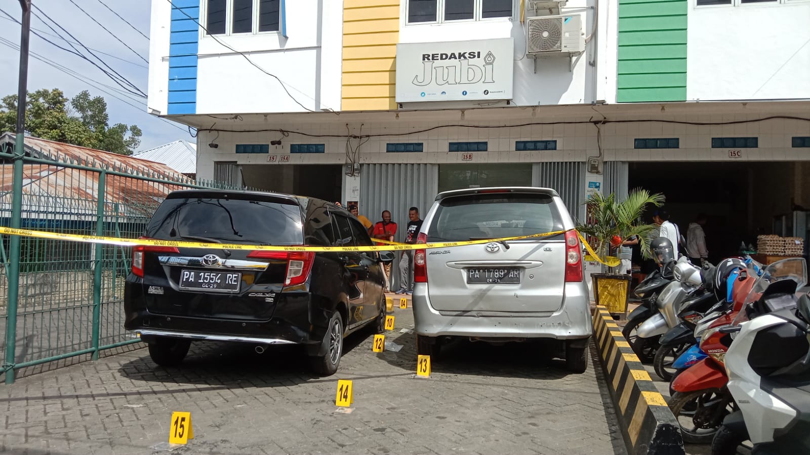 Kantor Redaksi Jujur Bicara di Kota Jayapura Dilempari Bom Molotov, 2 Mobil Gosong 2 mobil terbakar 2