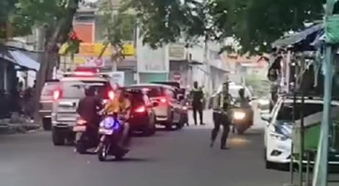 Pengendara Sepeda Motor Nekat Terjang Razia Polisi di Mojokerto, Warganet Soroti Aksinya 1 Razia Polisi