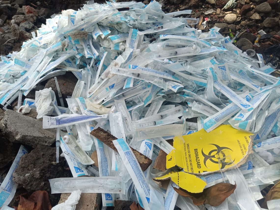 Sampah Medis Tercecer di Pinggir Jalanan Kota Malang, Warga Khawatir Disalahgunakan 1 Sampah medis