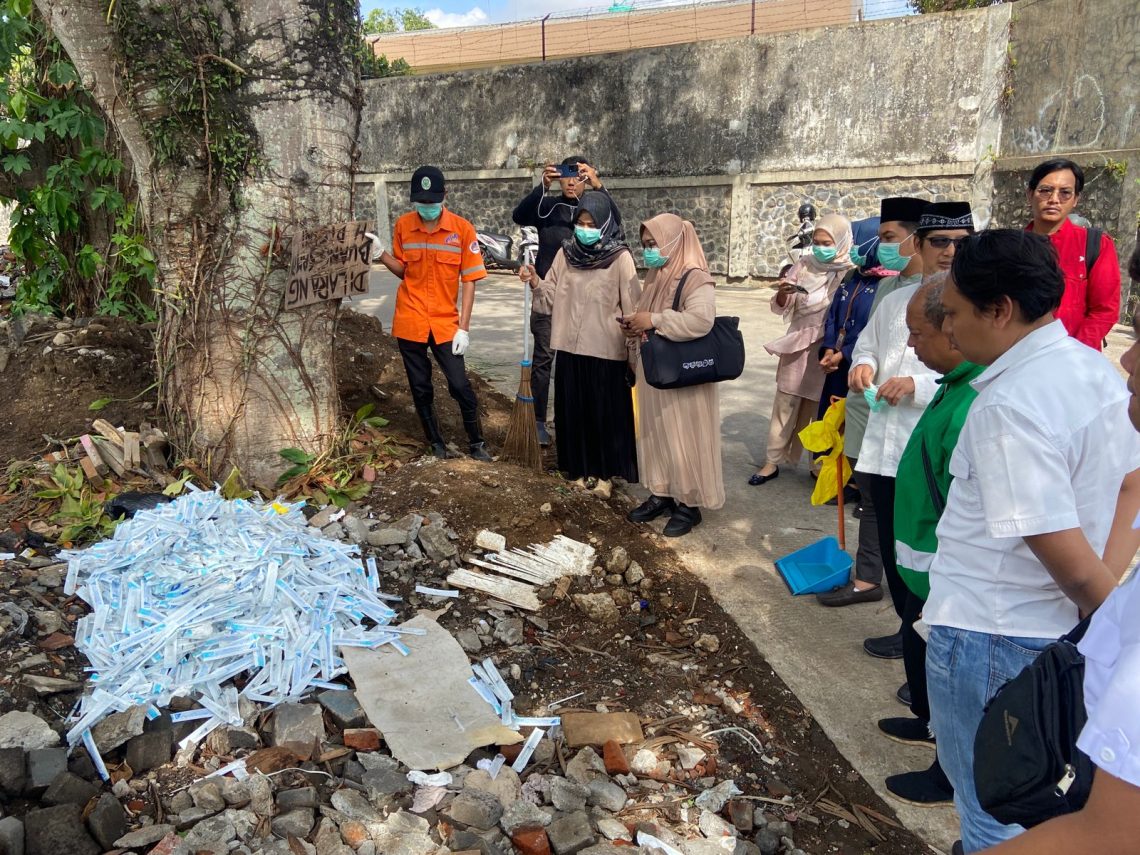 Tim Gabungan Selidiki Asal Sampah Medis Berbahaya Dibuang di Pinggir Jalan Kota Malang 1 Sampah medis 3