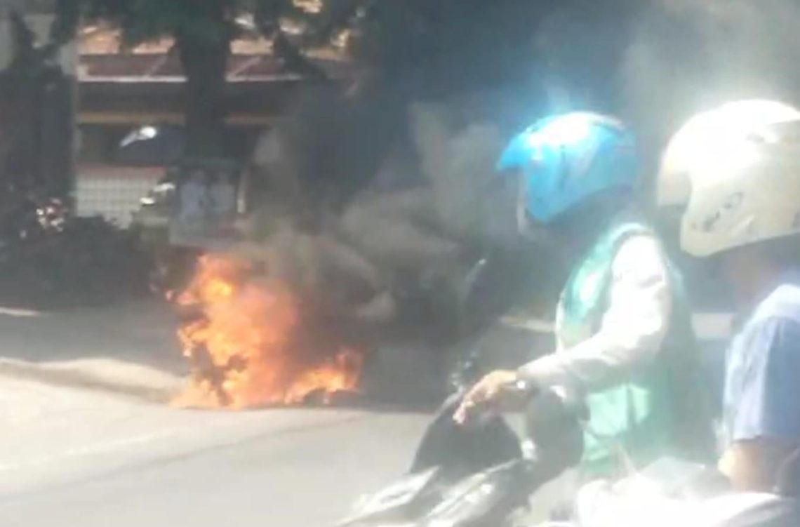 Sepeda Motor Ojol di Mojokerto Mendadak Terbakar Hingga Tinggal Rangka 1 sepeda motor ojek online