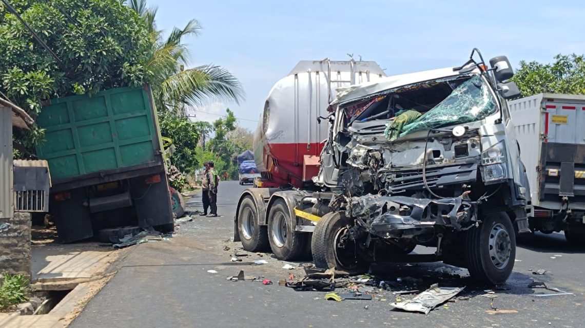 Truk Tronton dan Dump Truk Tabrakan Adu Banteng di Jalur Pantura Tuban 1 Adu Banteng