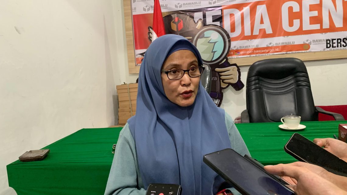 Komisioner Koordinator Divisi Hukum dan Penyelesaian Sengketa Bawaslu Jember Ummul Mukminat. (Foto: Diki Febrianto/Tugu Jatim)