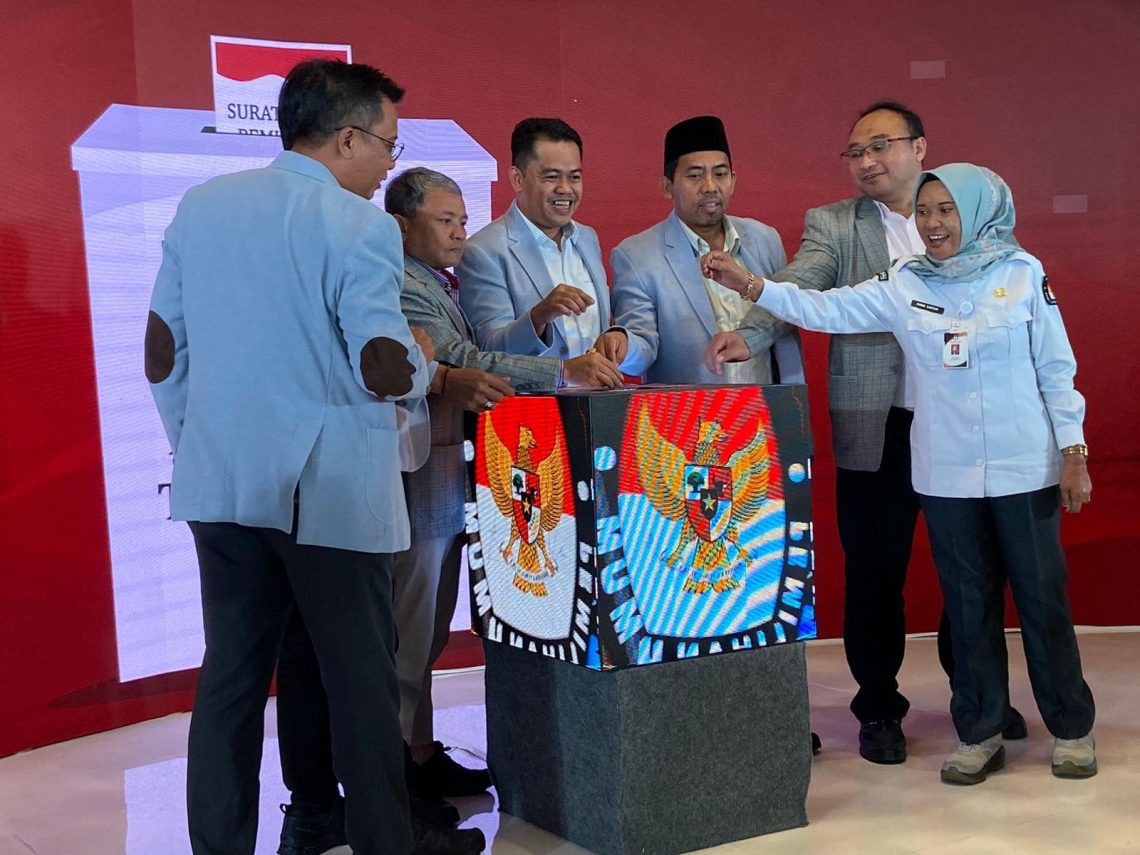KPU Jatim Luncurkan Data Center, Pantau Pemungutan Suara Pilkada Serentak 2024 dari Lantai 23 di Surabaya 1 Data Center.
